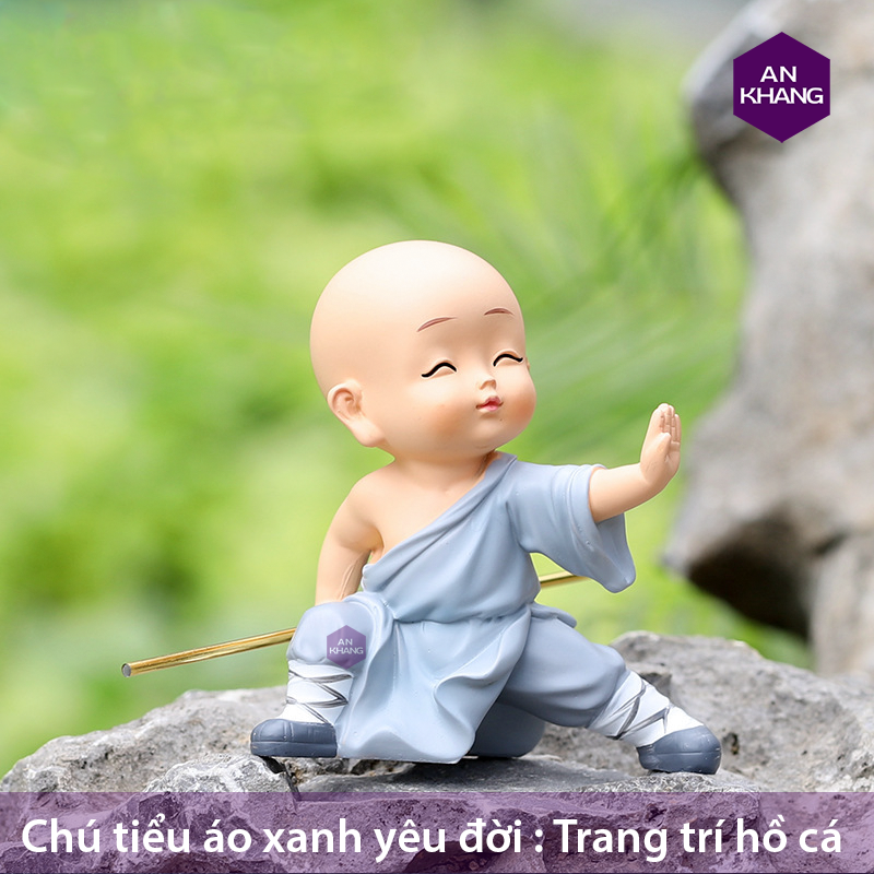 chú tiểu áo xanh yêu đời bên hồ cá