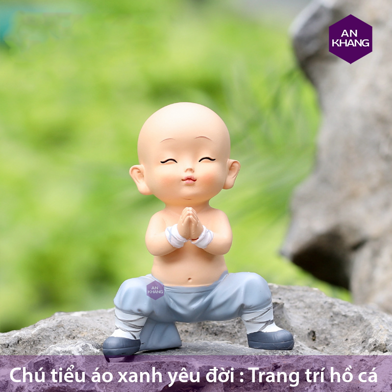 chú tiểu áo xanh yêu đời bên hồ cá