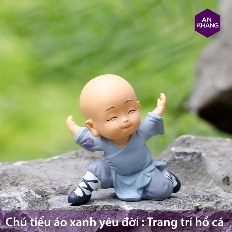 chú tiểu áo xanh yêu đời bên hồ cá