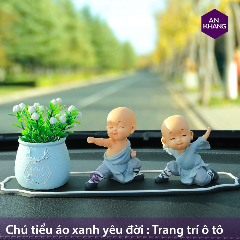 chú tiểu yêu đời trên taplo ô tô