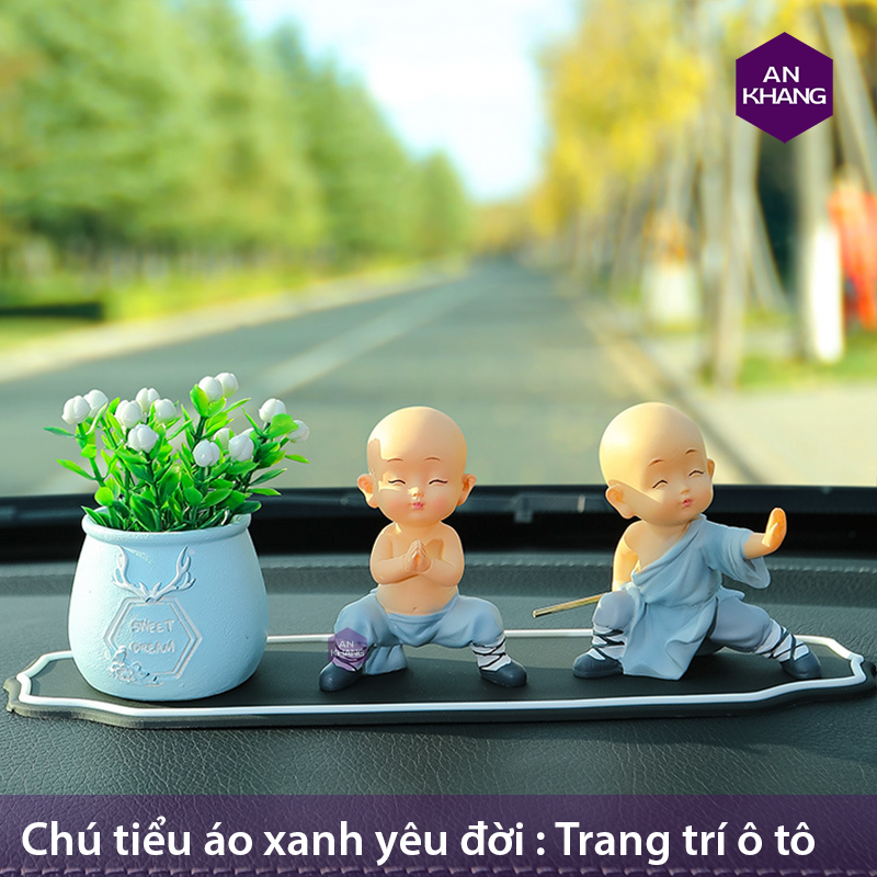 chú tiểu yêu đời trên taplo ô tô