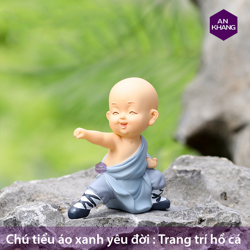 chú tiểu áo xanh yêu đời bên hồ cá