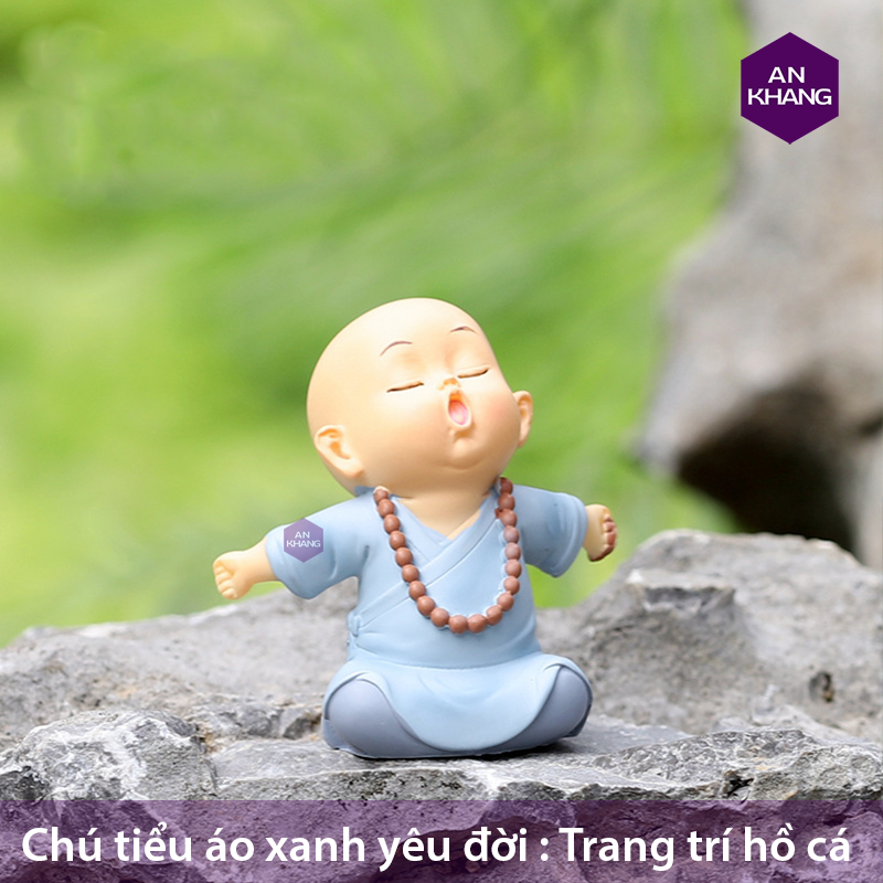 chú tiểu áo xanh yêu đời bên hồ cá