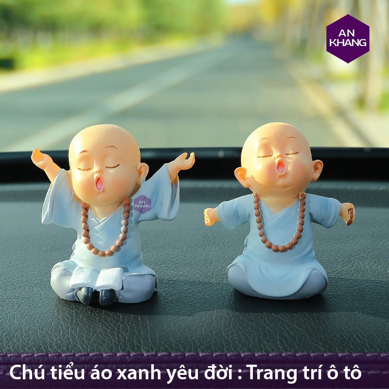 chú tiểu yêu đời trên taplo ô tô