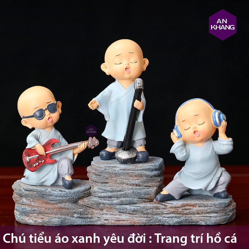 chú tiểu áo xanh yêu đời bên hồ cá