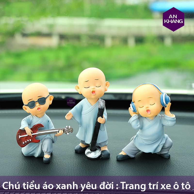 chú tiểu yêu đời trên taplo ô tô