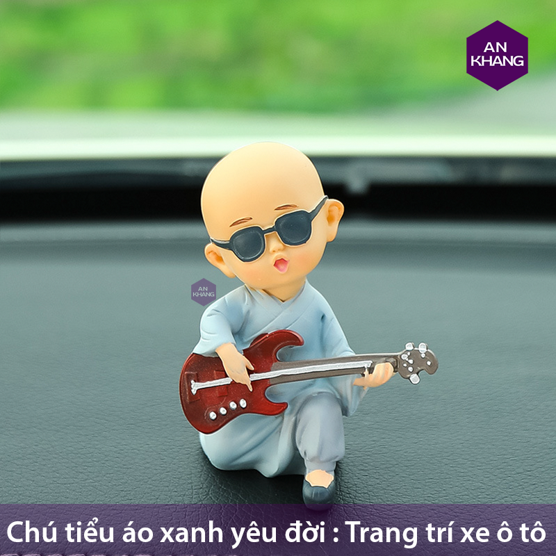 chú tiểu yêu đời trên taplo ô tô