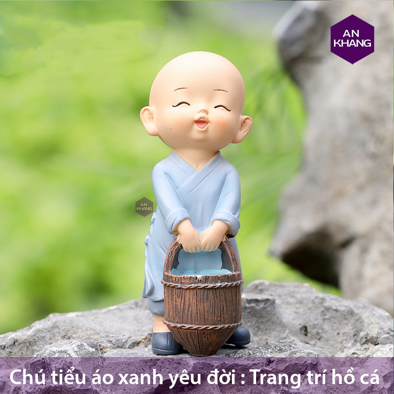 chú tiểu áo xanh yêu đời bên hồ cá