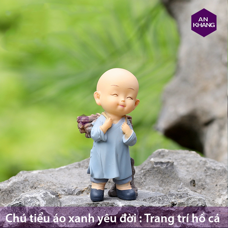 chú tiểu áo xanh yêu đời bên hồ cá