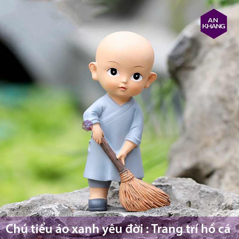 chú tiểu áo xanh yêu đời bên hồ cá