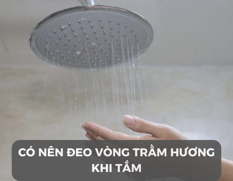 Có nên đeo vòng trầm hương khi tắm